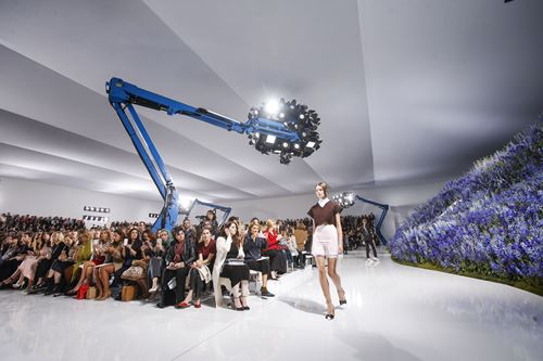 [Image: mua-hoa-oai-huong-o-dior-2016-9.jpg]