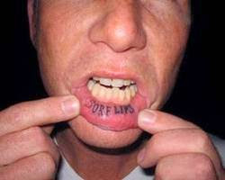 se tatua dentro del labio inferior de la boca