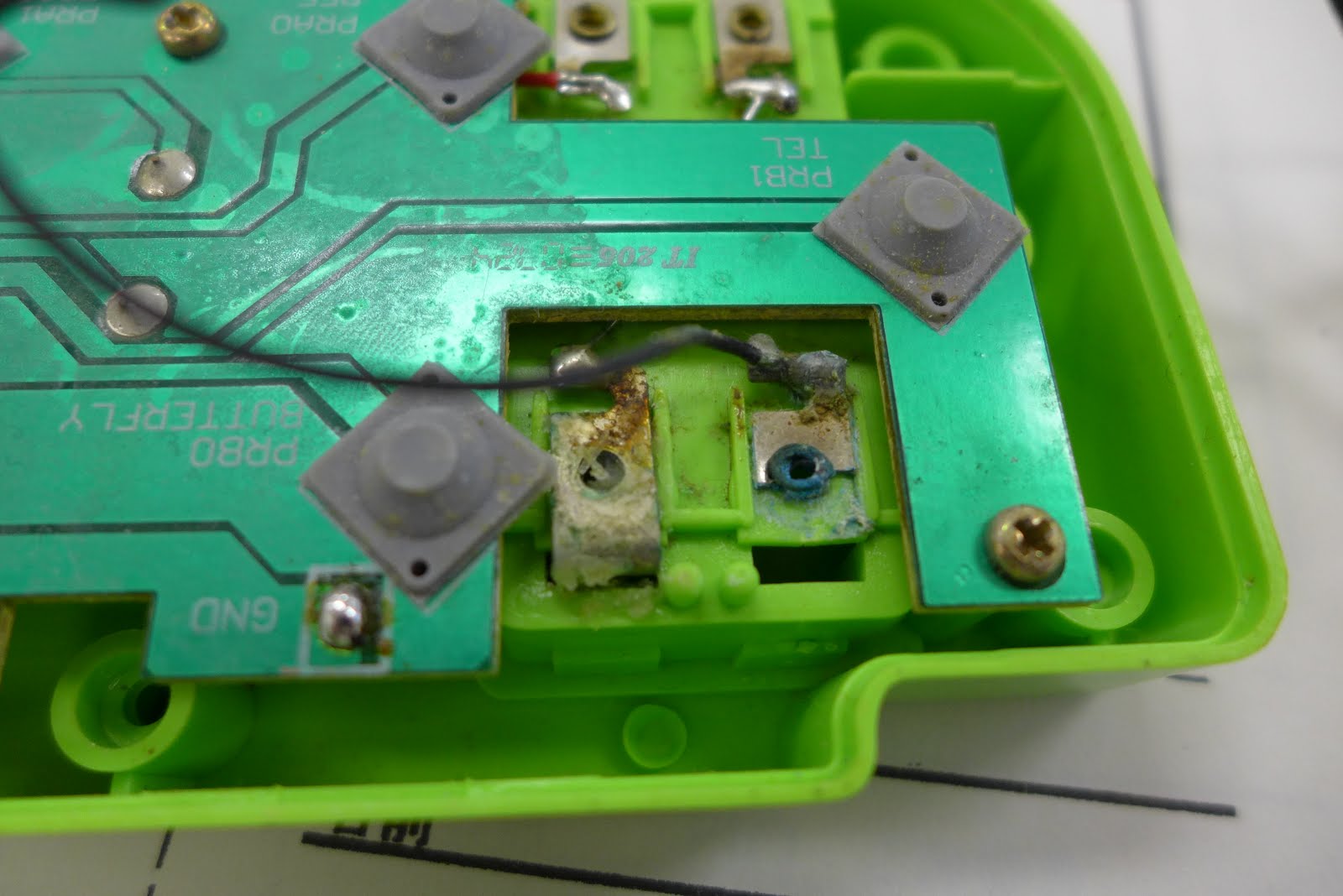 おもちゃ修理メモ帳 音の出るおもちゃ 電池受け金具