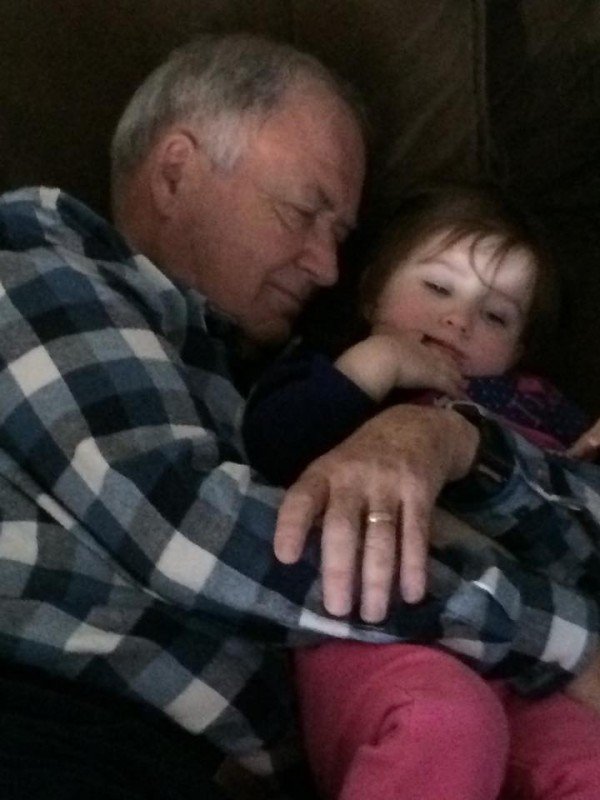 Бойфренд шпилит внучку под носом у спящего деда
