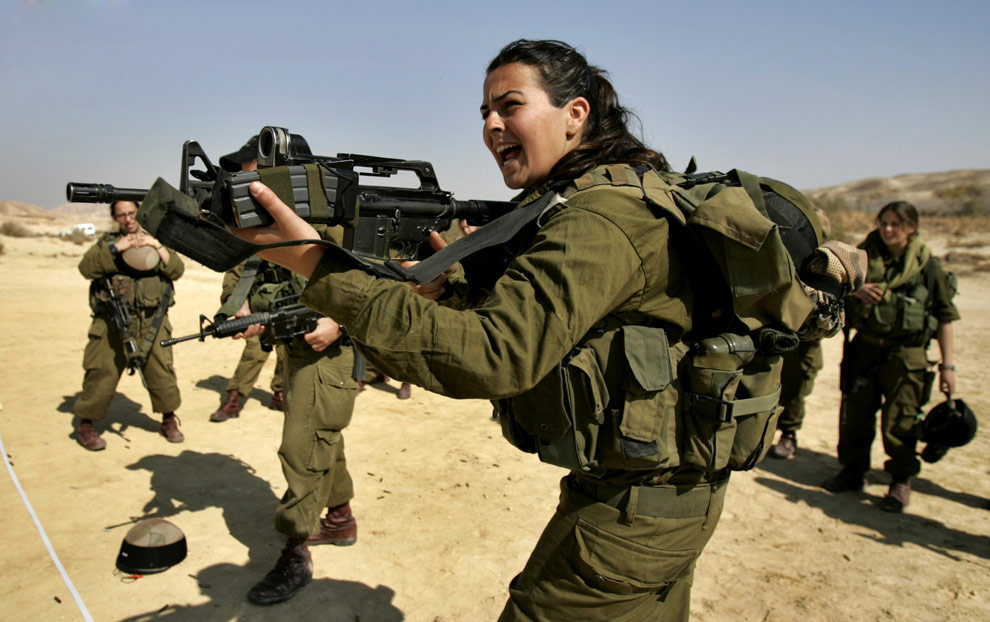 Israeli+female+soldiers+troops+member+wo