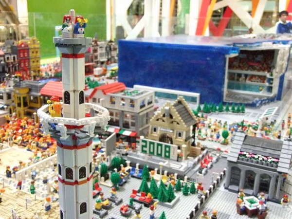 Kereeeen!! Miniatur Kota yang dibuat dari LEGO! Hasil karya orang INDO