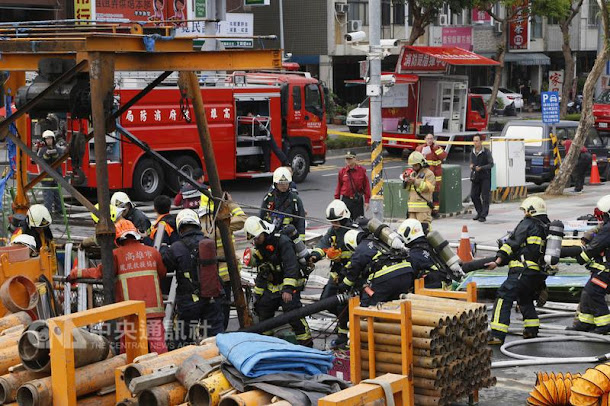 高雄澄清路與覺民路口17日疑似因外力因素導致中油公司24吋天然氣管線發生洩漏,現場周邊可燃性氣體讀值已降至0,至於詳細事故原因,正進一步鑑定調查中 。 高雄澄清路與覺民路口17日疑似因外力因素導致中油公司24吋天然氣管線發生洩漏,現場周邊可燃性氣體讀值已降至0,至於詳細事故原因,正進一步鑑定調查中 。