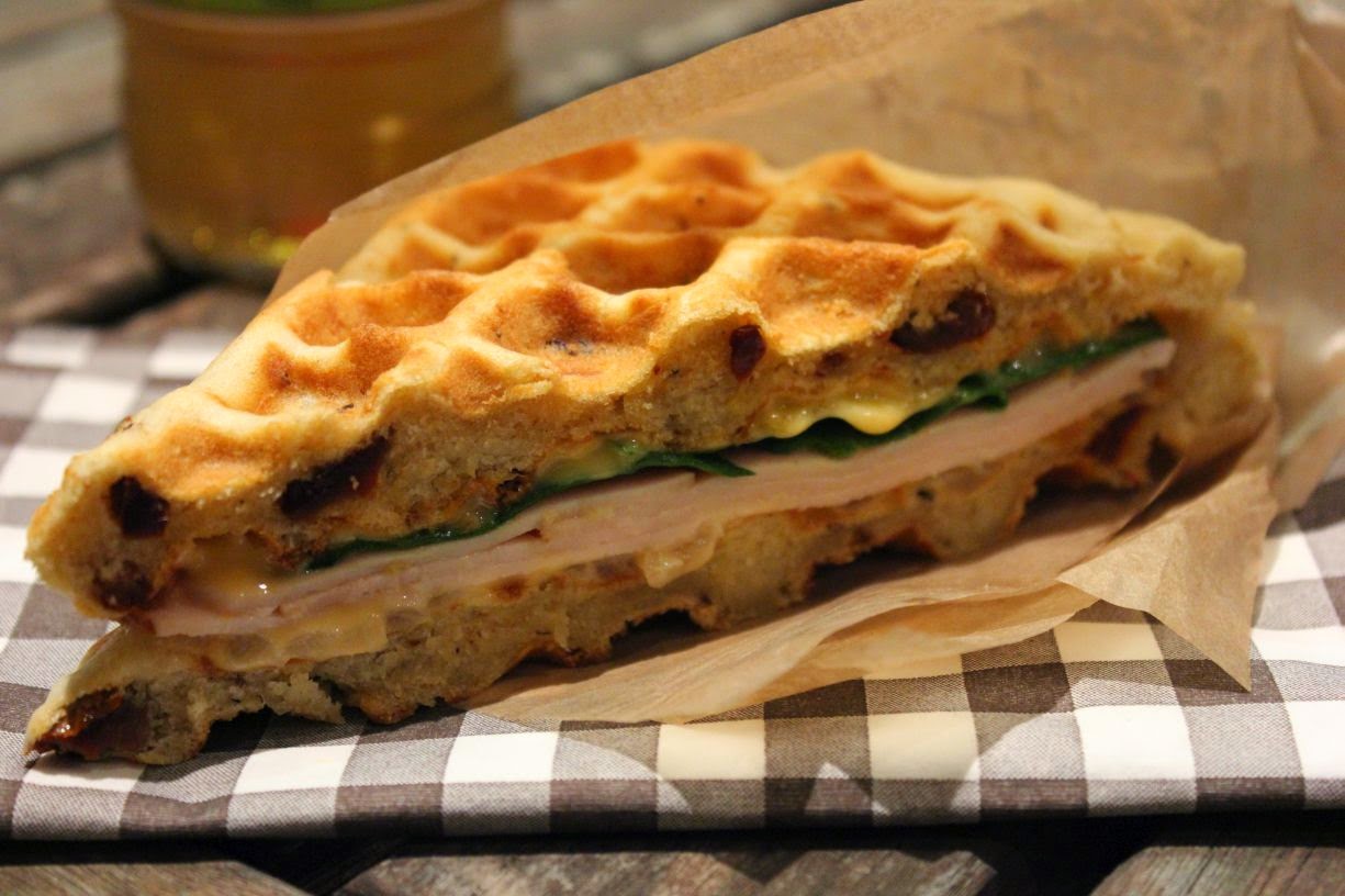 Au Menu Du Jour Gaufre Sandwich A La Dinde Oignons Cheddar Et