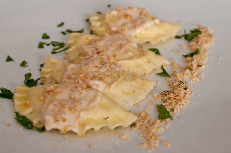 Ravioli ricotta e porcini con crema di formaggio e noci