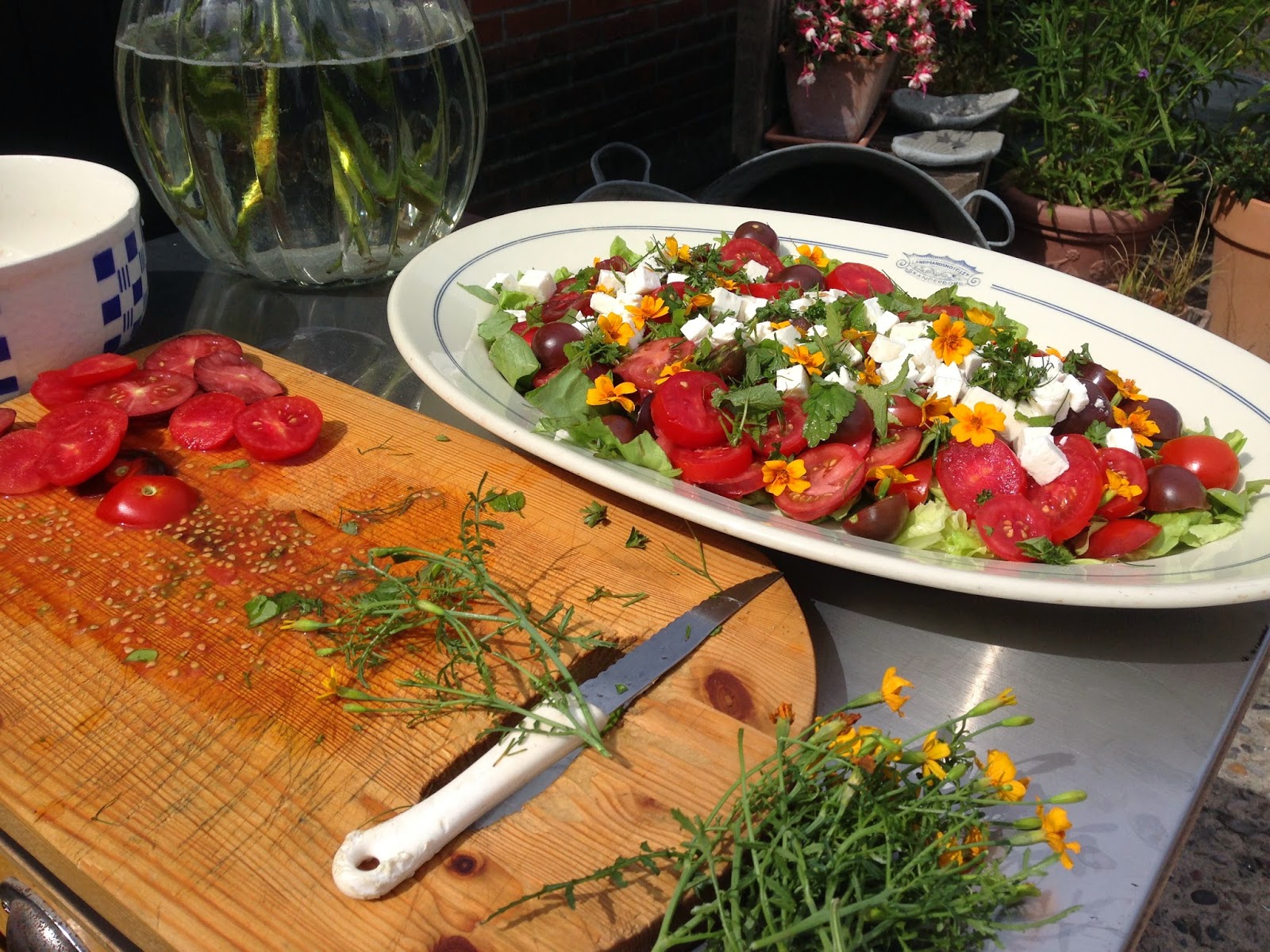 Fru pedersens have: udendørs sommerkøkken.