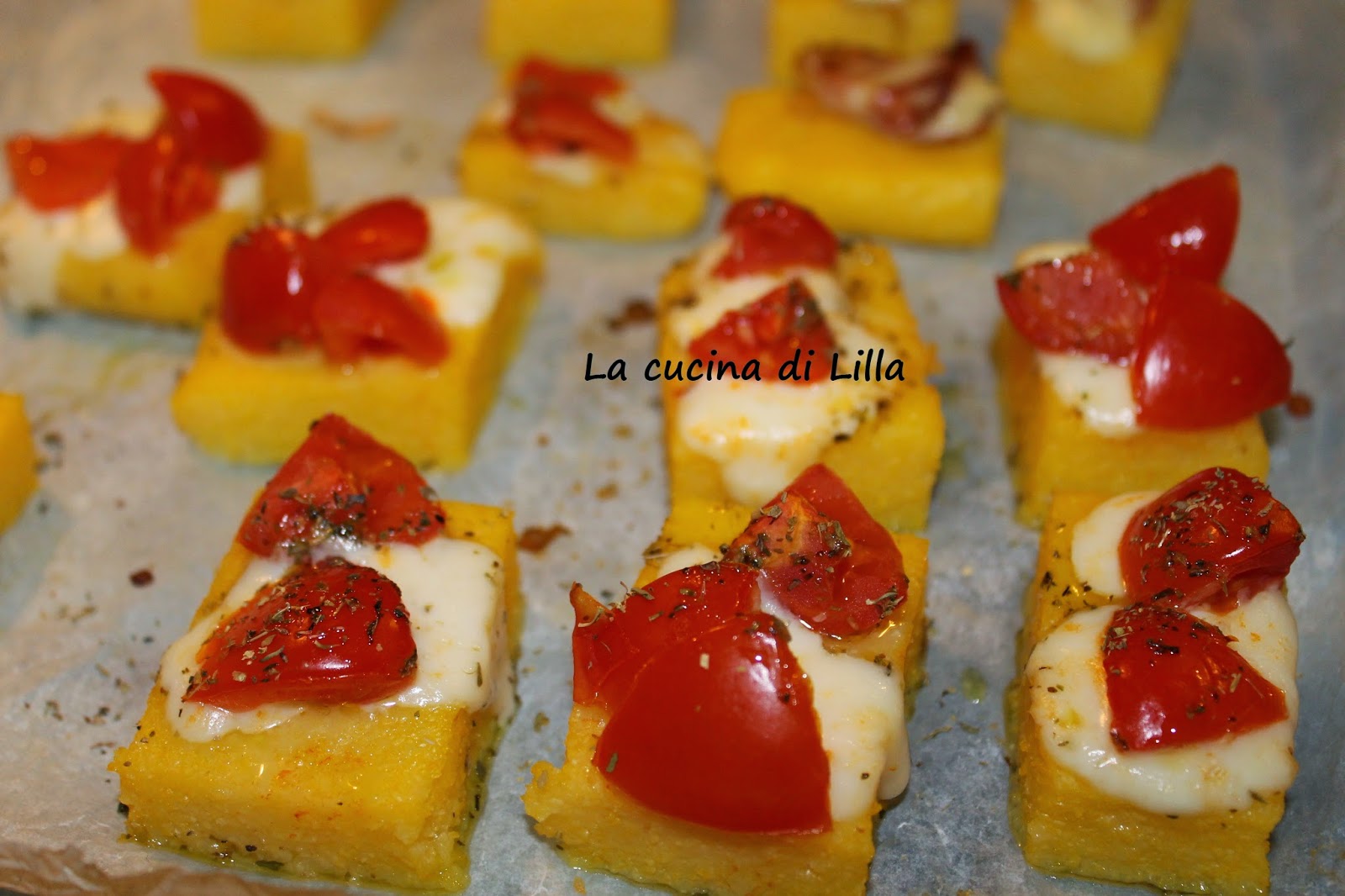 Antipasti Crostini di polenta con provola e pancetta e alla pizzaiola
