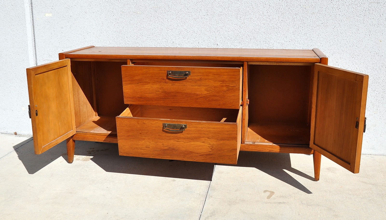 Modern Dining Room Furniture Miami Broyhill Premier Credenza / Sideboard / China Hutch / Buffet
