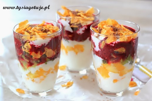 Deser jogurtowy z owocami: Marcowe Wyzwanie Blogerów i Blogerek.
