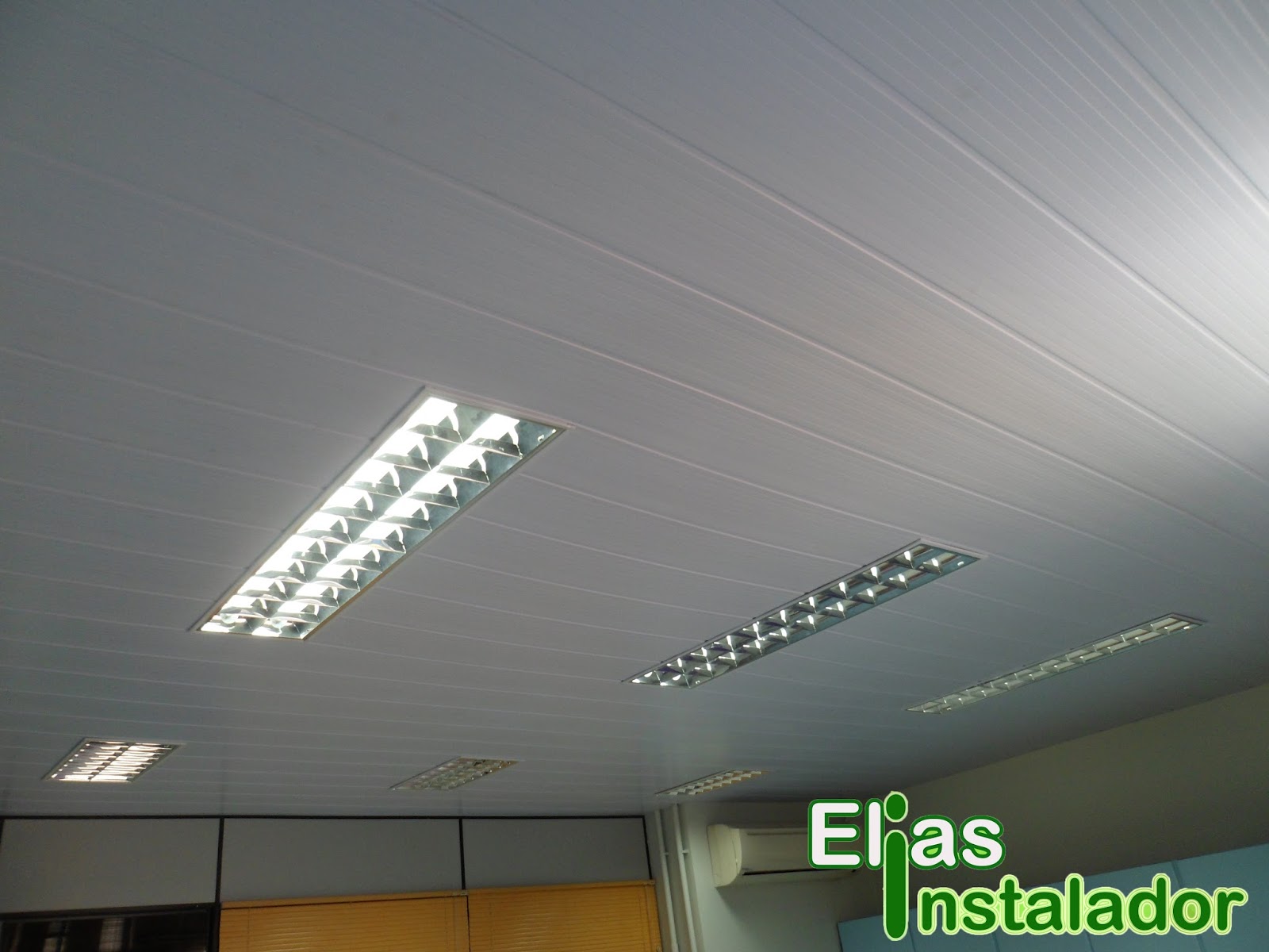 Elias Instalador Forro de PVC branco com lâmpadas embutidas