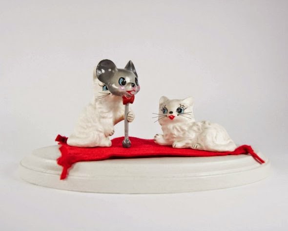 As surreais esculturas com animais híbridos de porcelana de Debra Broz Debra Broz esculturas porcelanas cerâmica surreais kitsch animais modificados vintage
