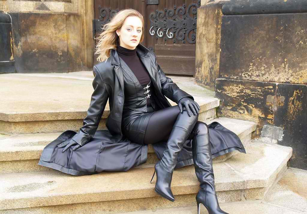Black coat in leather long slut