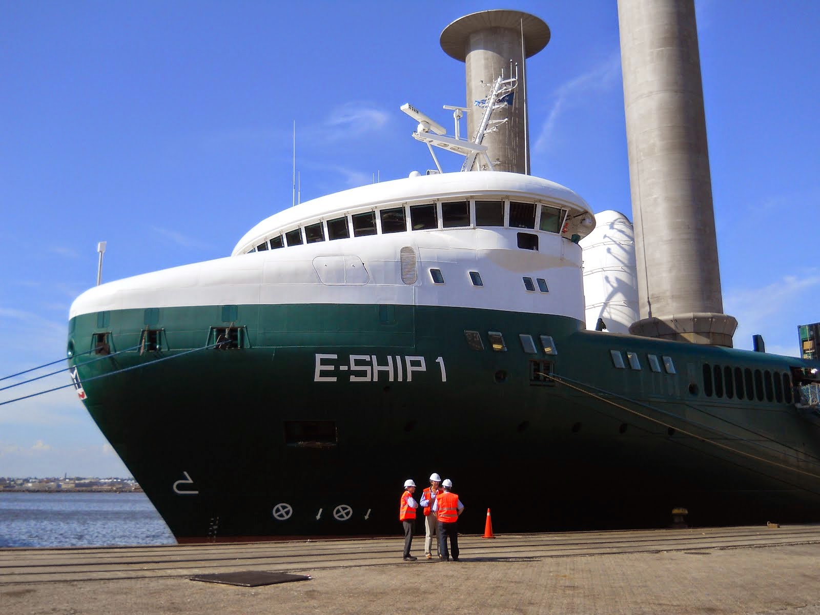 Arribo al Puerto de Montevideo del Buque Eólico de bandera alemana "E-Ship 1" - 8-1-2015