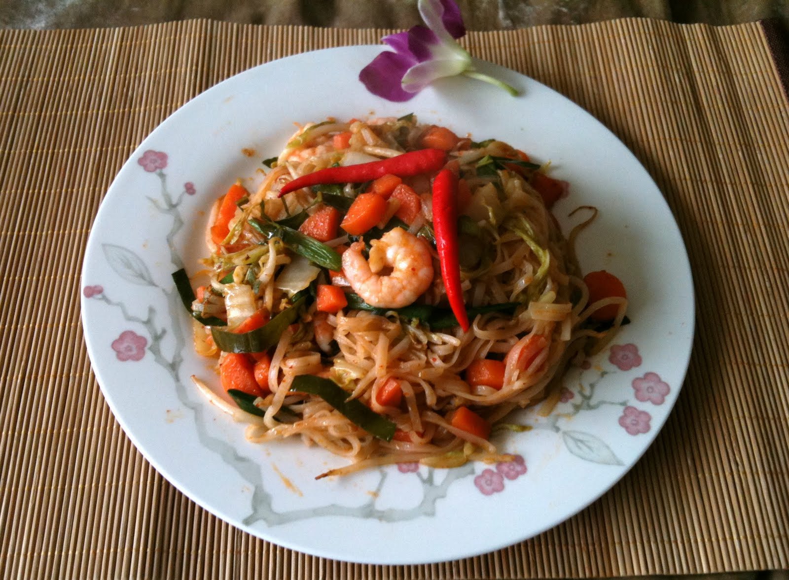 Thai food explained Stir fried rice noodles with Thai curry