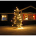 Wallpapers de Navidad - Feliz Navidad - Árbol navideño brilloso fuera de la casa