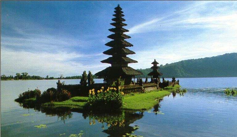 DEA JAYA RODA Pura Atas Danau di Objek Wisata Bedugul, Bali