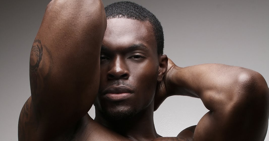 Чернокожий парень на день рождения отодрал белокурую сучку с отличным телом порно фото