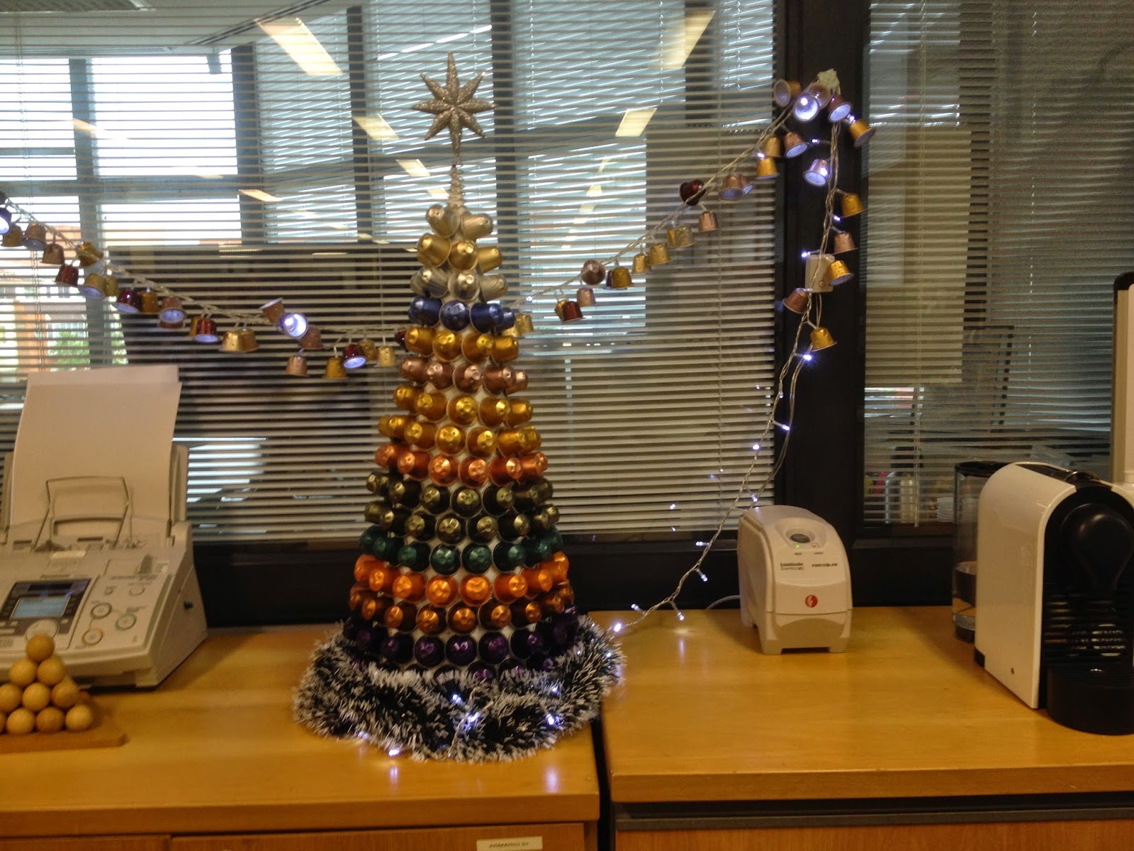 Artesanatos de Arminda Freitas: Reciclagem: Árvore de Natal feita de  cápsulas da Nespresso para o escritório.