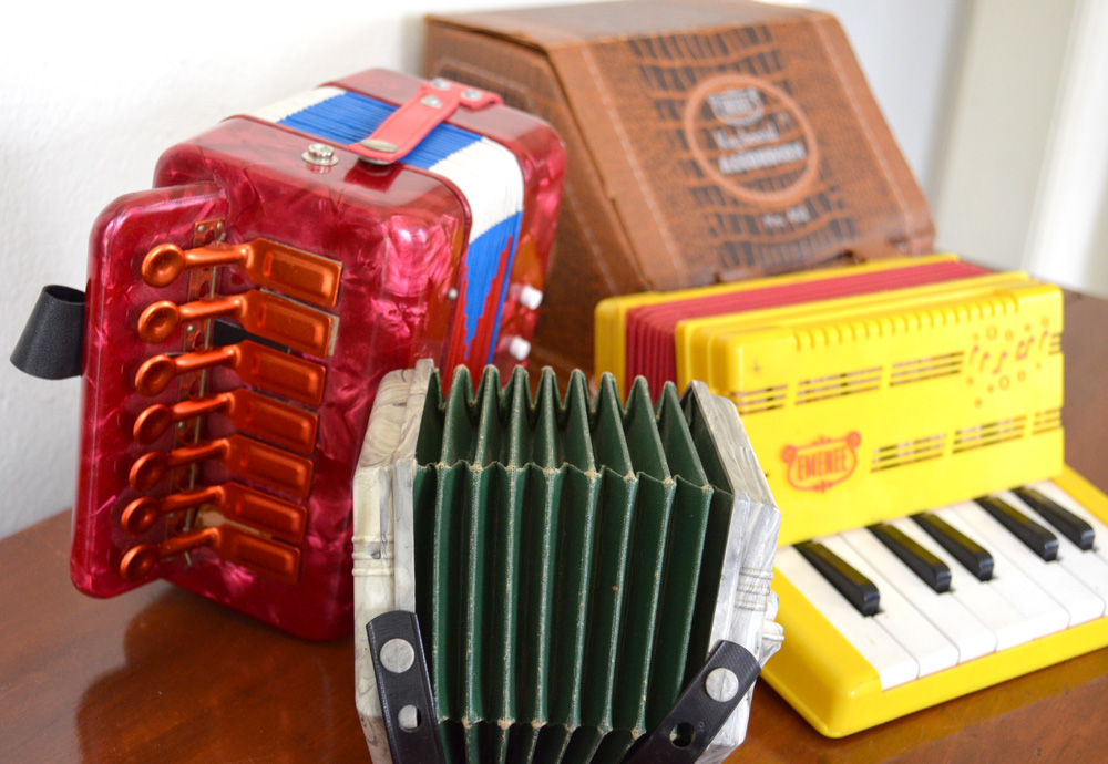 The Copycat Collector COLLECTION 219 Toy Accordions