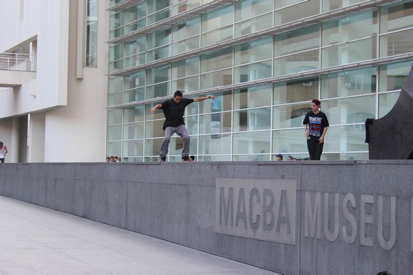 Deskorolkowcy pod MACBA w Barcelonie Barcelona Skaterzy