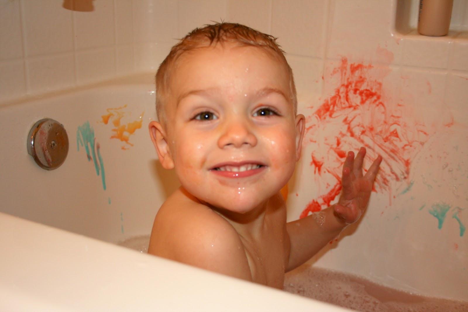 Glimmer And Grit KoolAid Bath Paint = Good, Cheap, Fun!