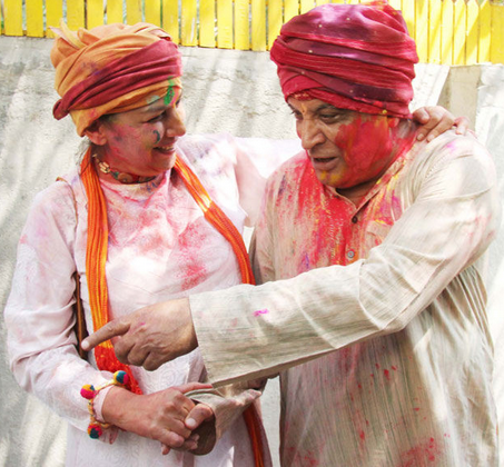 Shabana Azmi with Javed Akhtar celebrates Holi