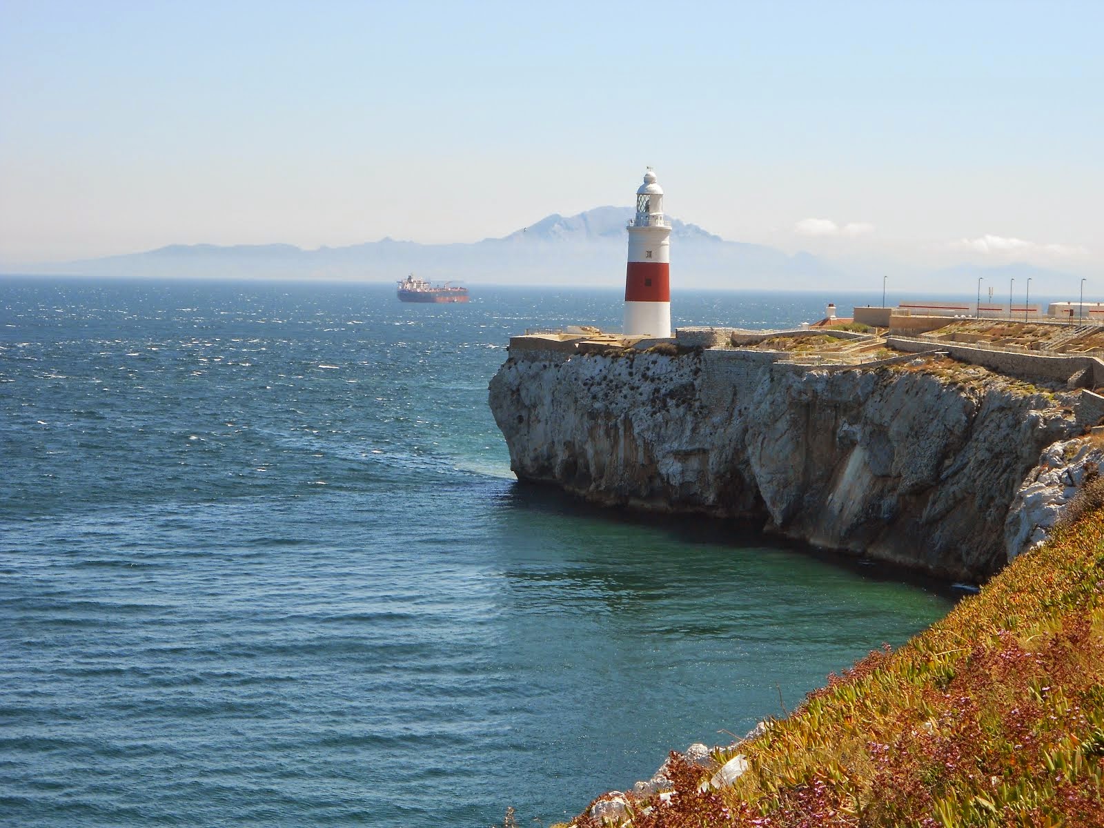 Gibraltar ja Europa Point, taustalla Afrikan rannikkoa