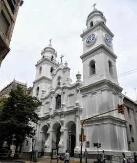 El odio anticatólico aparece en ataques a la iglesia más antigua de Buenos Aires 25-09-2013+-+Ataque+a+San+Ignacio+1