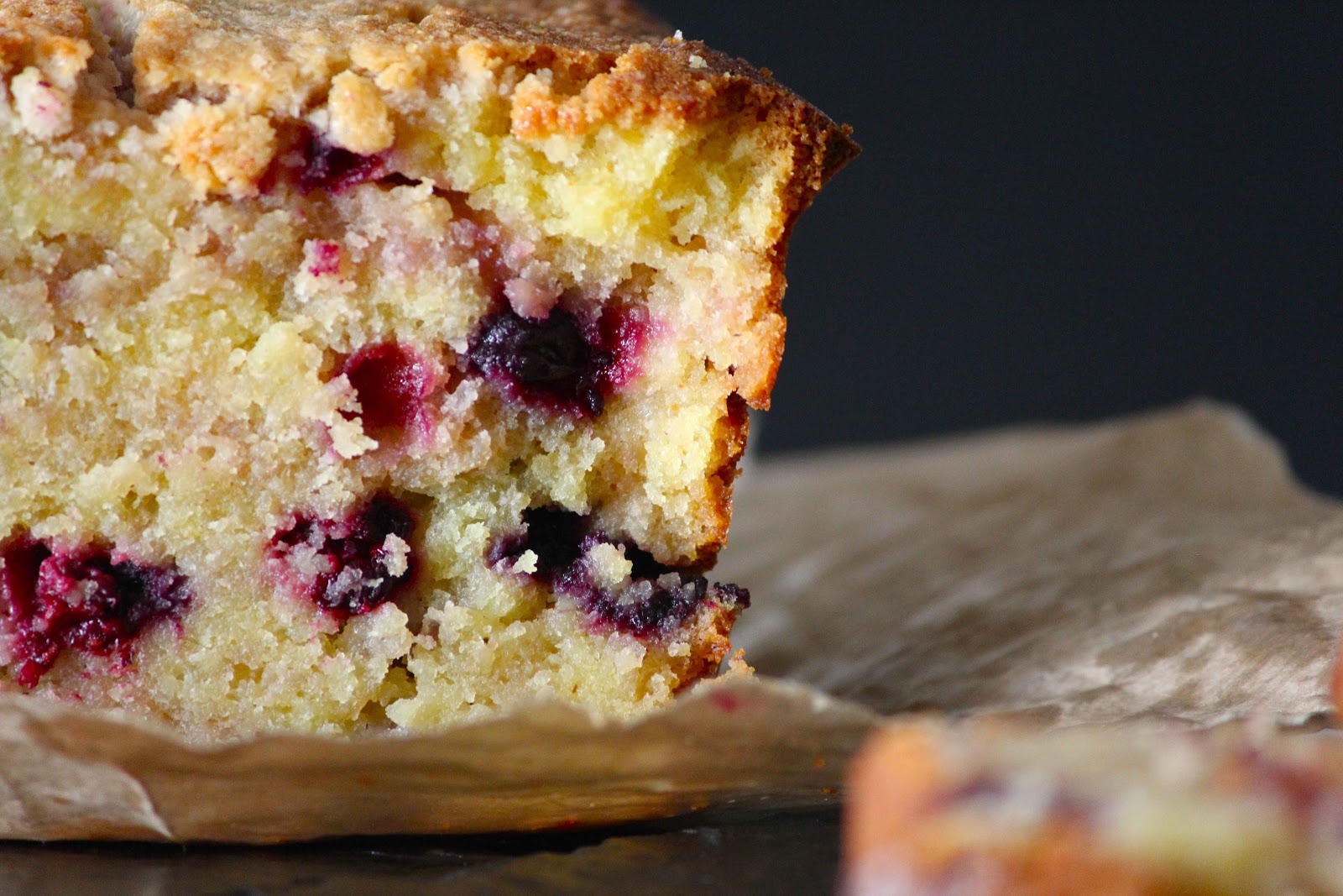 COUKiNE LEMON, ALMOND & RED FRUiT CAKE