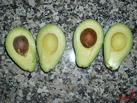 Aguacates rellenos-aguacate abierto
