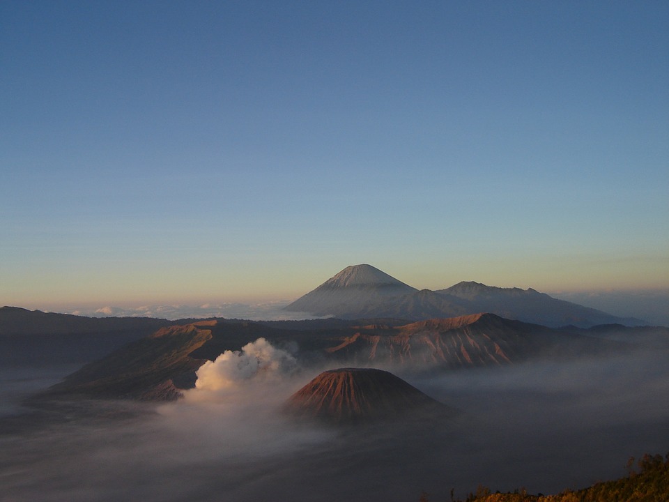 Geopark Indonesia - Pegunungan yang Beragam dan Aktif