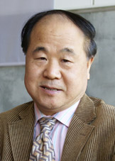 Mo Yan nobelpriset i litteratur 2012 Mo Yan nobelpriset i litteratur 2012. Foto J. Kolfhaus, Gymn. Marientha, Creative Commons Attr. Share Alike 3.0