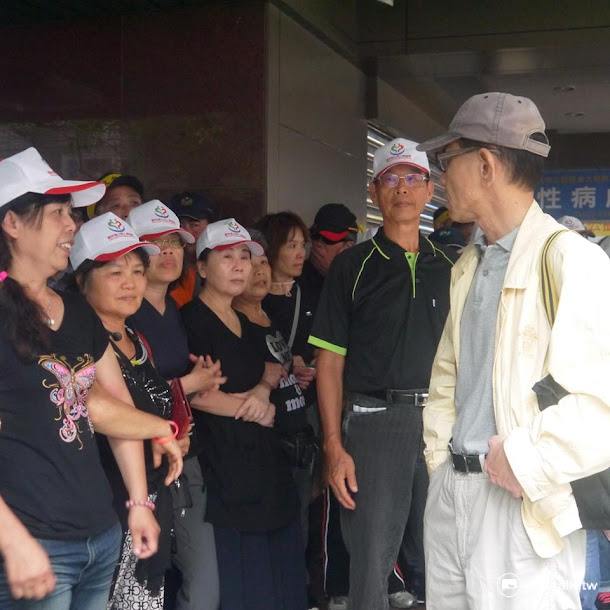 年金改革法案今日(19日)將於立法院司法及法制委員會進行審查,大批軍公教團體號召包圍立法院,現場警力也大陣仗對峙。 年金改革法案今日(19日)將於立法院司法及法制委員會進行審查,大批軍公教團體號召包圍立法院,現場警力也大陣仗對峙。