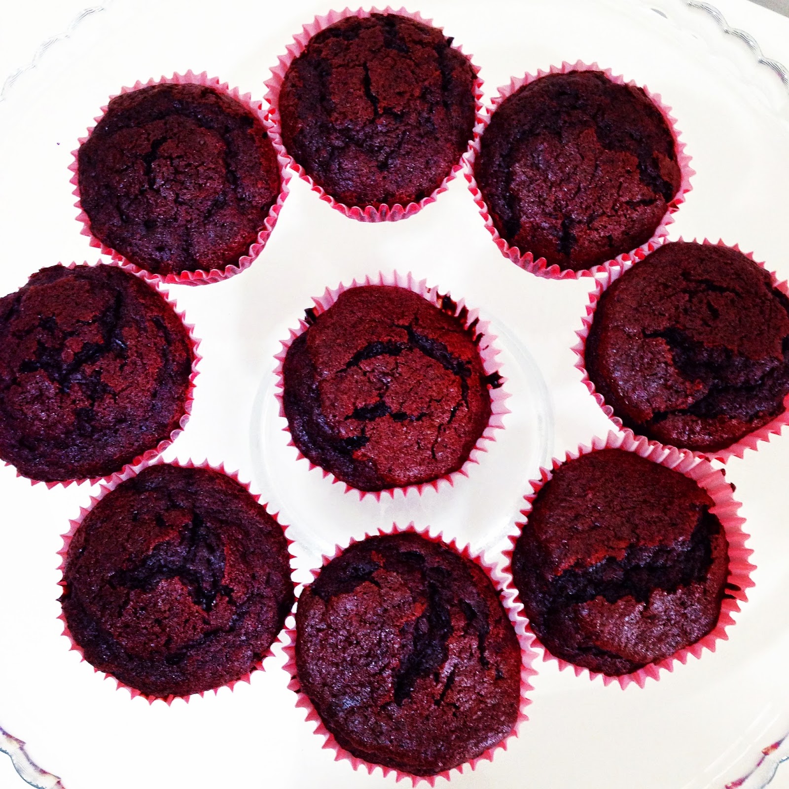 Özen'in mutfağından Özen'li tarifler ) Toz çikolata soslu muffin