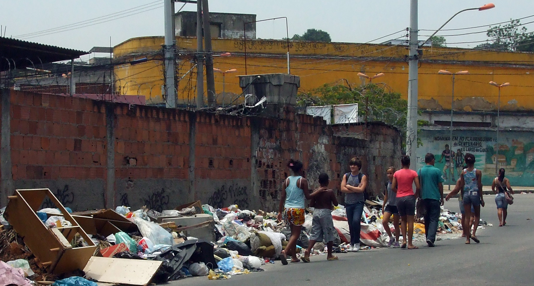 Lixo em Duque de Caxias. Foto no blogue do jornalista ALBERTO MARQUES