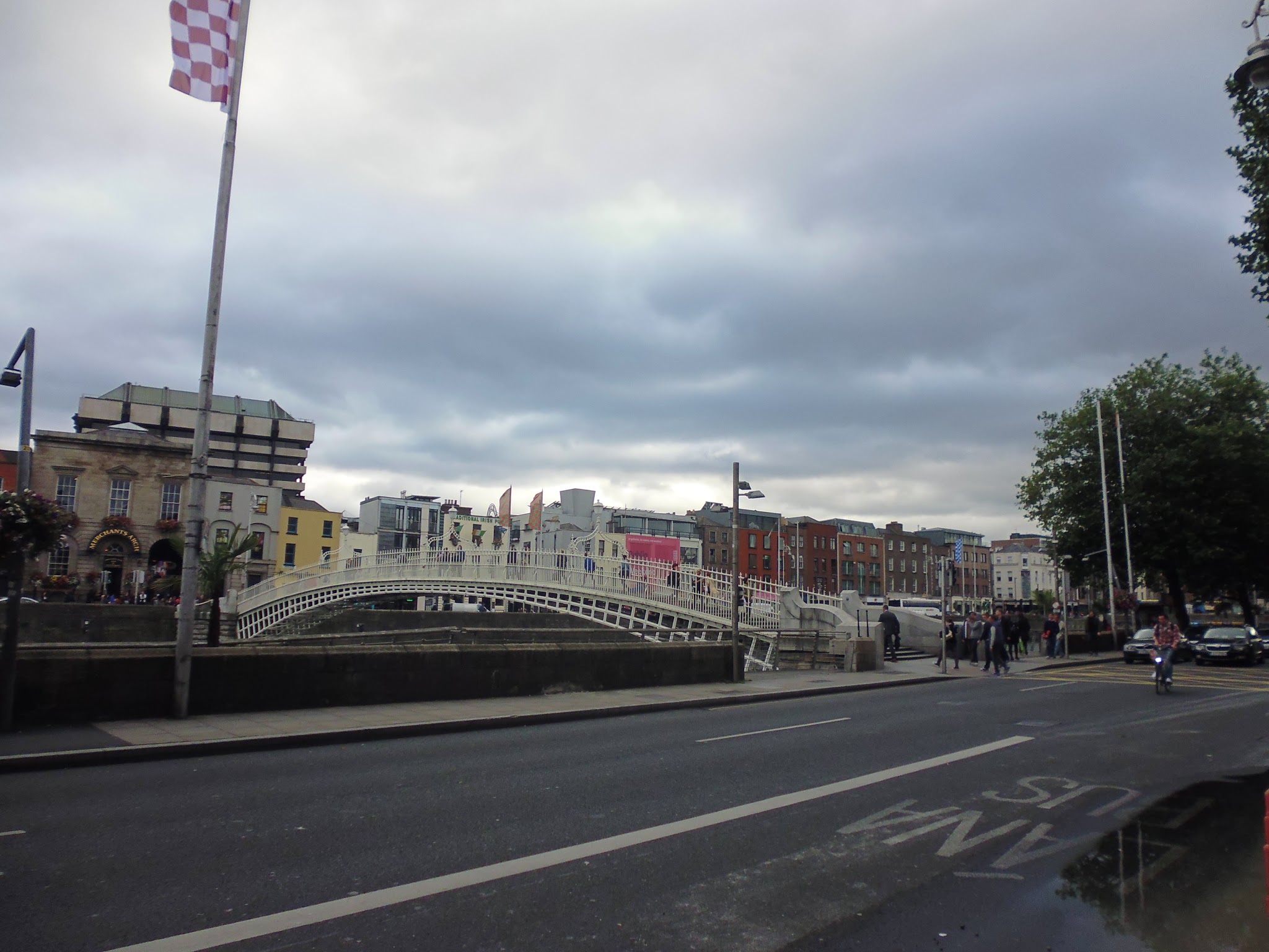 Ha'penny Bridge en Dublín (Irlanda) (@mibaulviajero)