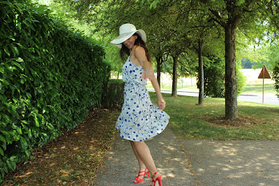 Robe zara à fleurs, chaussures Minelli, clickndress, capeline primark, lunettes Marc jacobs via keloptic