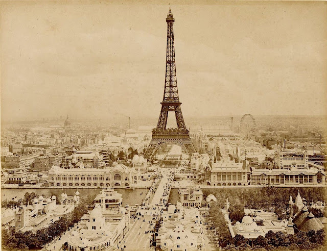 Amazing Historical Photo of Eiffel Tower in 1900 