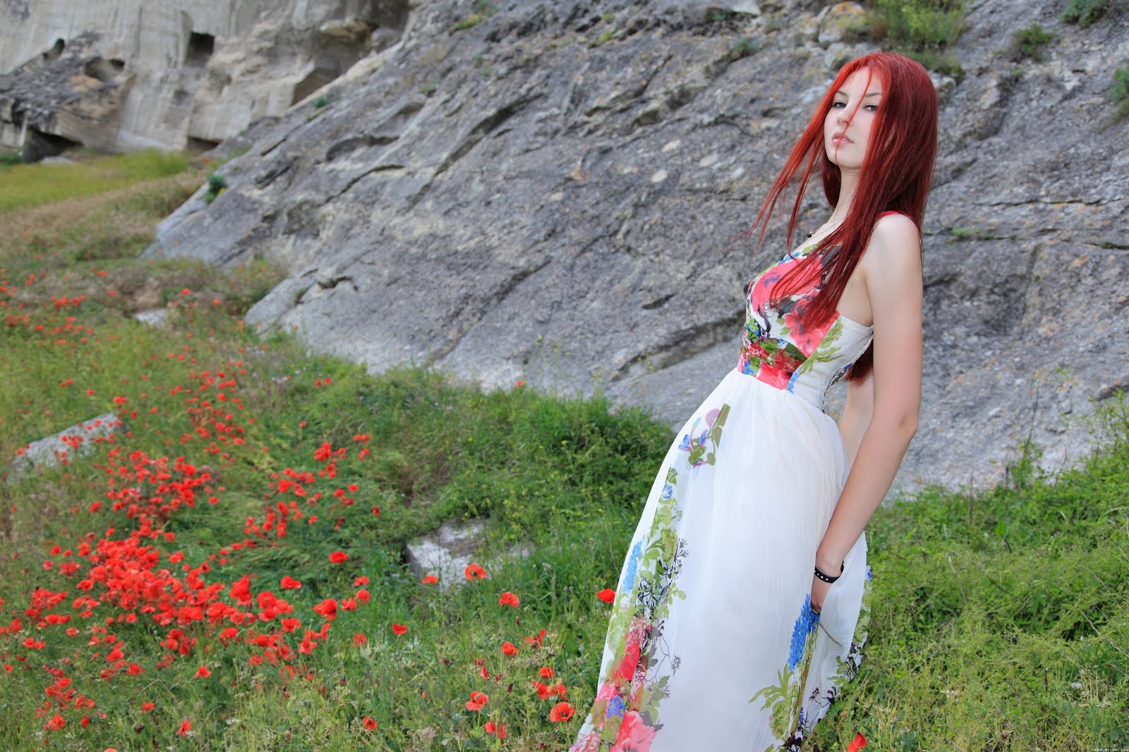 Девушка с огненными волосами позирует. Обнаженная сучка хочет секса Девушка с огненными волосами позирует. Обнаженная сучка хочет секса