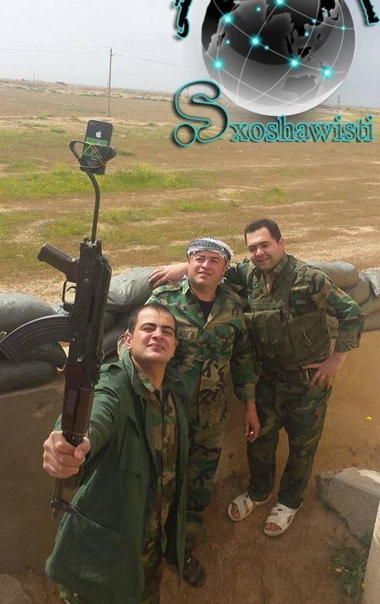 Conflcito interno en Irak - Página 3 Peshmerga%2Bimprovised%2Bselfie%2Bstick%2Bon%2Bthe%2Bfront%2Bline%2Bin%2BIraq