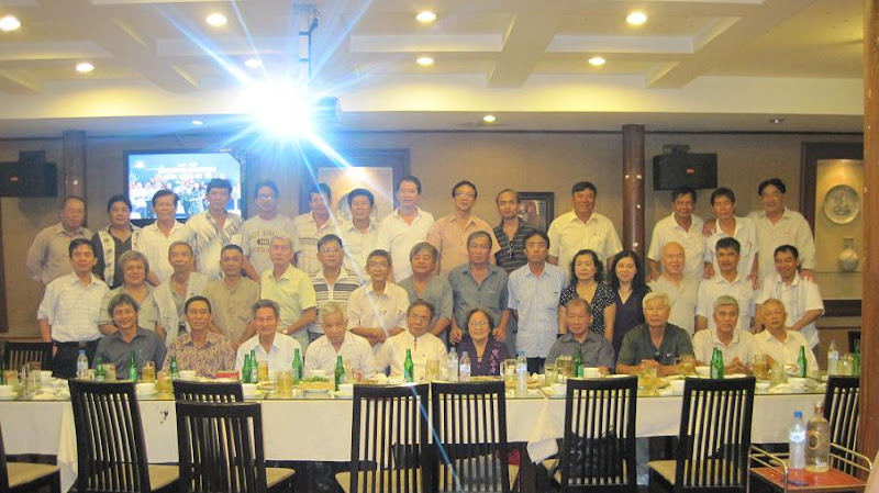 Tại nhà hàng Đất Tiên Sa, 3 Bạch Đằng, Tân Bình, Tp.HCM: ACE K7 và đại diện các khóa chúc mừng các Thầy Cô 