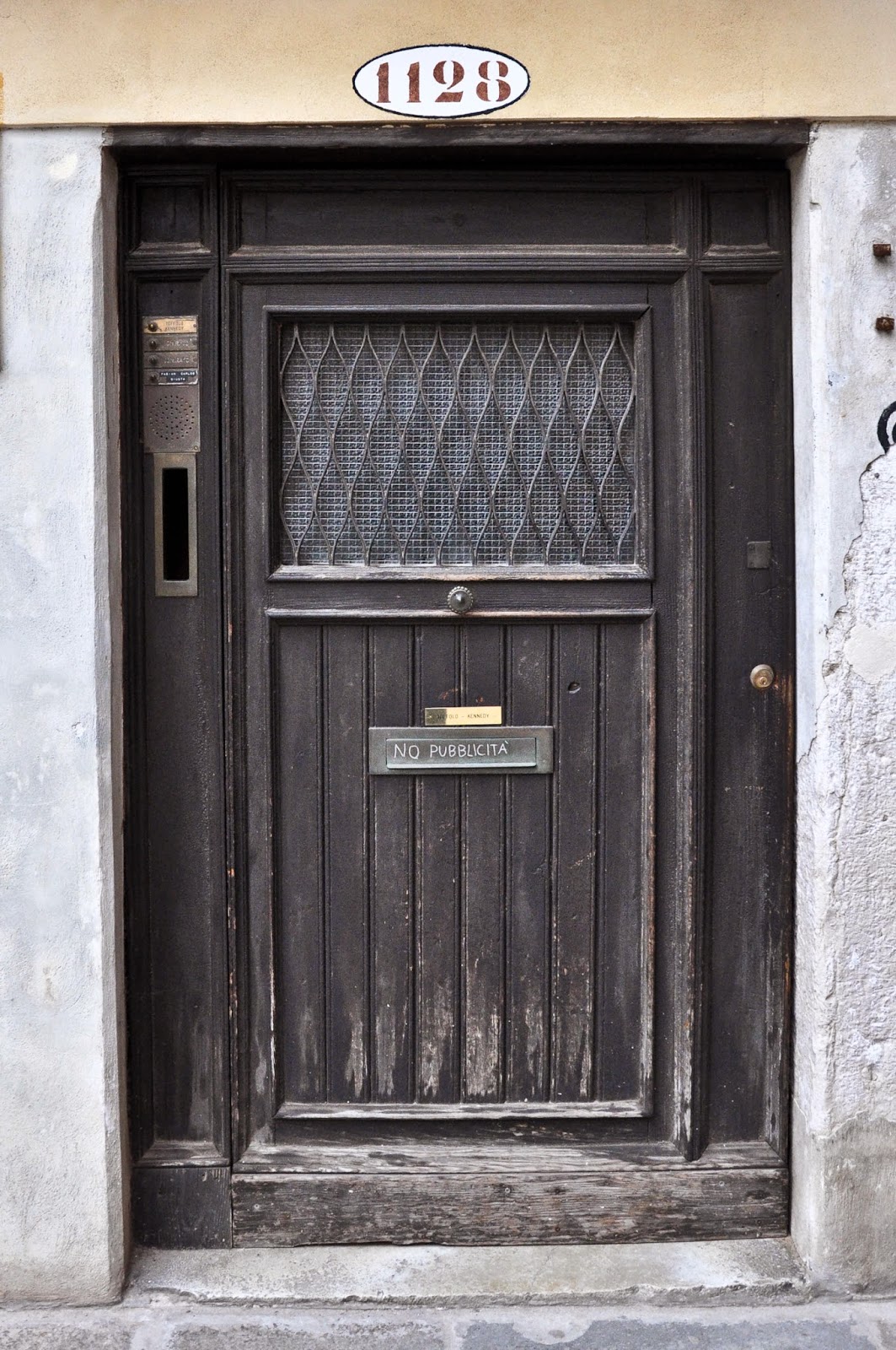 A tiny entrance door in Venice