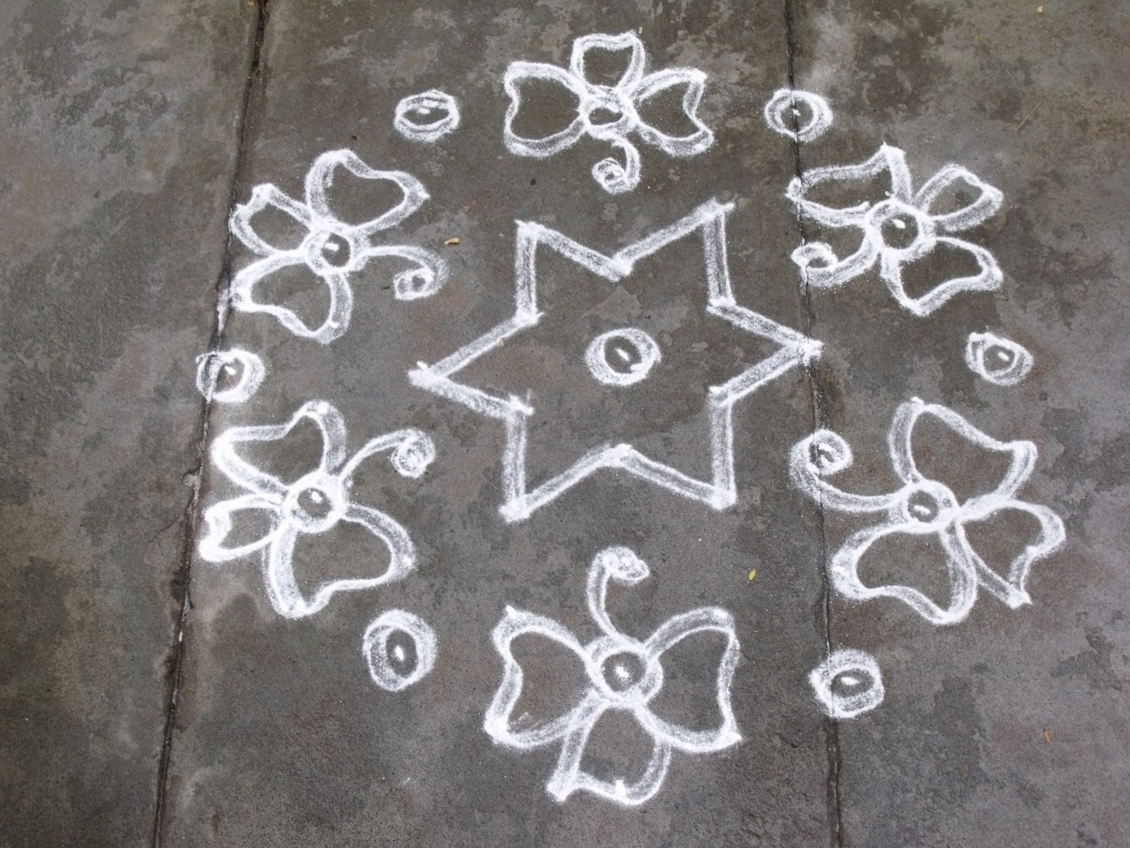 Rangoli designs/Kolam: 13-7 pulli kolam- interlaced dots kolam