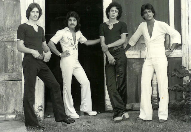 76-LOOKS-BAND-.jpg