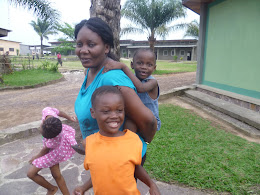 Véronique unterstützt mit Hilfe von RoH & Caritas das Waisenhaus.