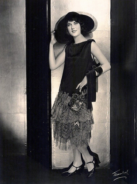 hollywood in the 20s Clara bow was born into poverty in 1905 and died in obscurity in 1965 but, she left an indelible mark on hollywood and fashion during the. hollywood in the 20s Clara bow was born into poverty in 1905 and died in obscurity in 1965 but, she left an indelible mark on hollywood and fashion during the.