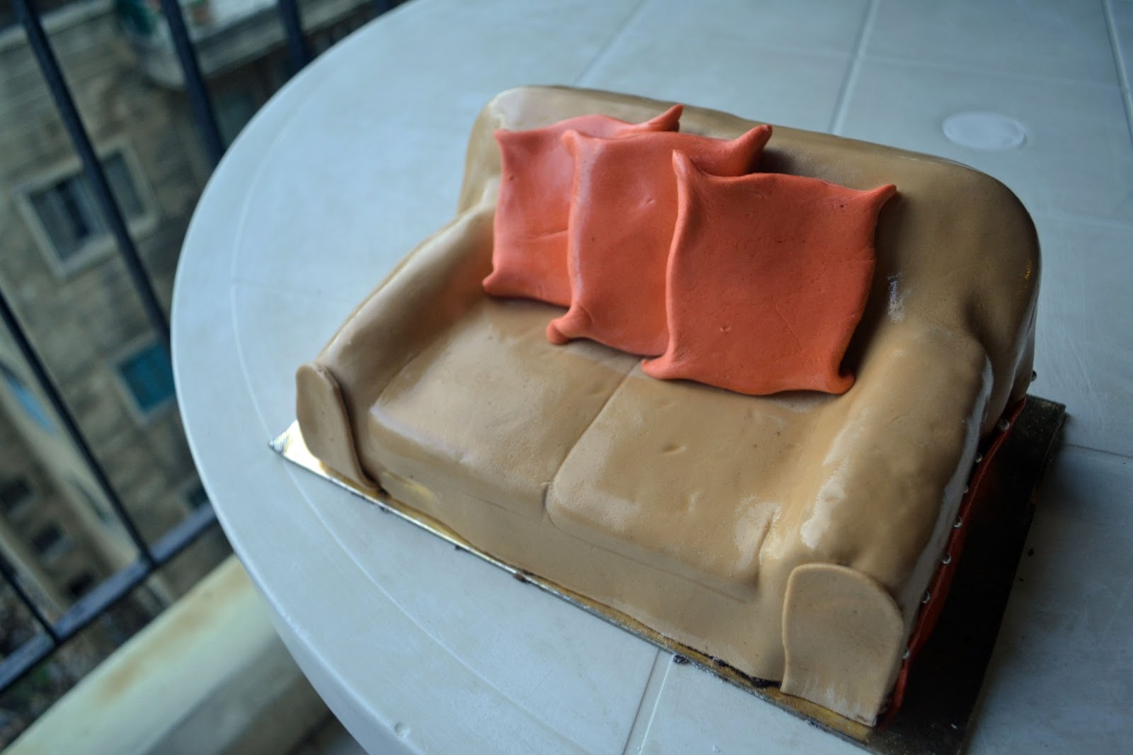 Deezert Couch Cake
