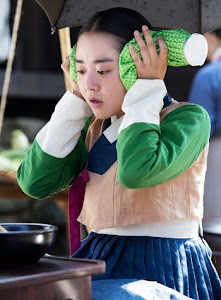 Kurangi Panas, Moon Geun Young Kompres Wajah Pakai Es Ketika Jalani Syuting