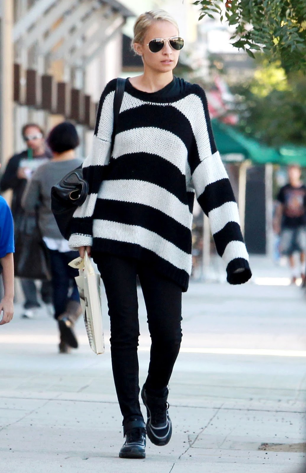NICOLE RICHIE NEWS: SPOTTED: Nicole Richie shopping at Papyrus
