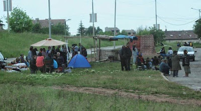 В Перник роми от вече опасните сгради се настаниха на бивак в града с палатки, навеси и дори импровизирани юрти от клони и черги